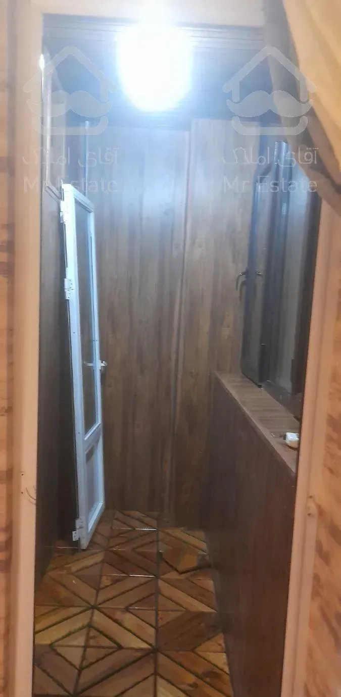 نصب قرنیز دور درب پانل پارکت مناسب ودر وقت