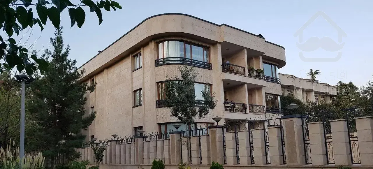 ۷۰۰ متر ویلایی ( ۱۰ ساله ) سه طبقه / شهرک غرب