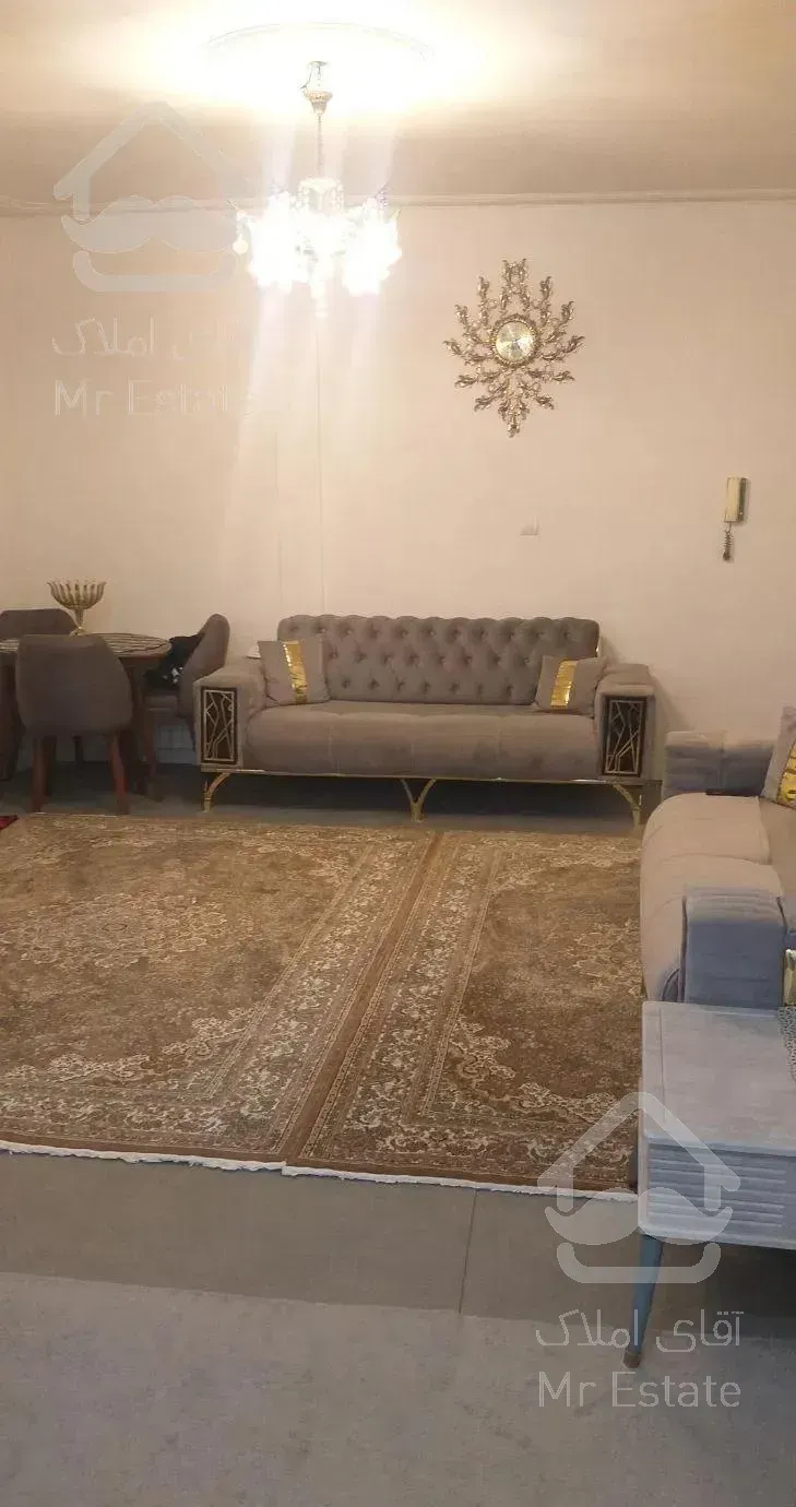 اپارتمان سند منگوله دار و دارای ۵ واحد میباشد