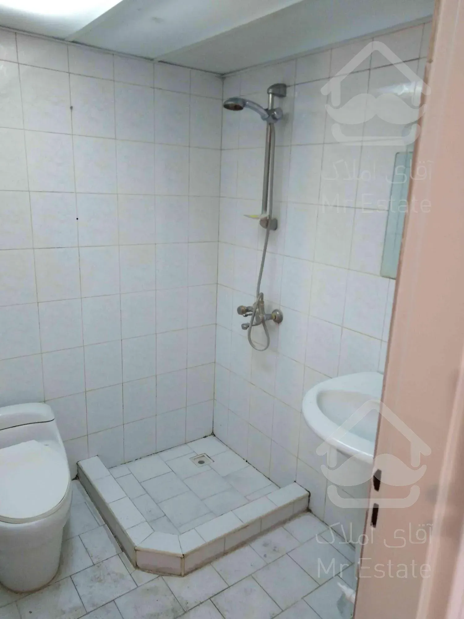 * 140 متر * سه خواب *در بلوار اباذر *