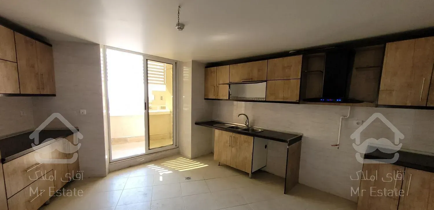 150 متر بالای برج روبروی دریاچه تخلیه‌