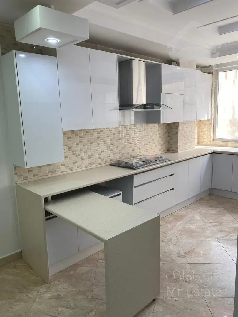 ۱۰۸ متر شرق مرزداران، اطاعتی