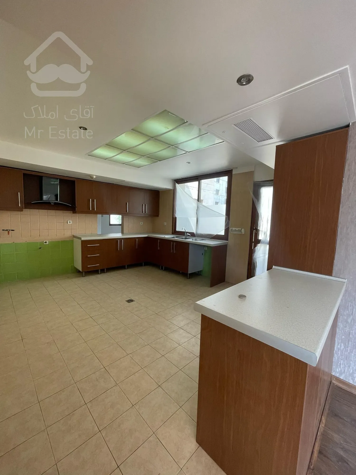 رهن و اجاره آپارتمان۲۲۰متر آجودانیه