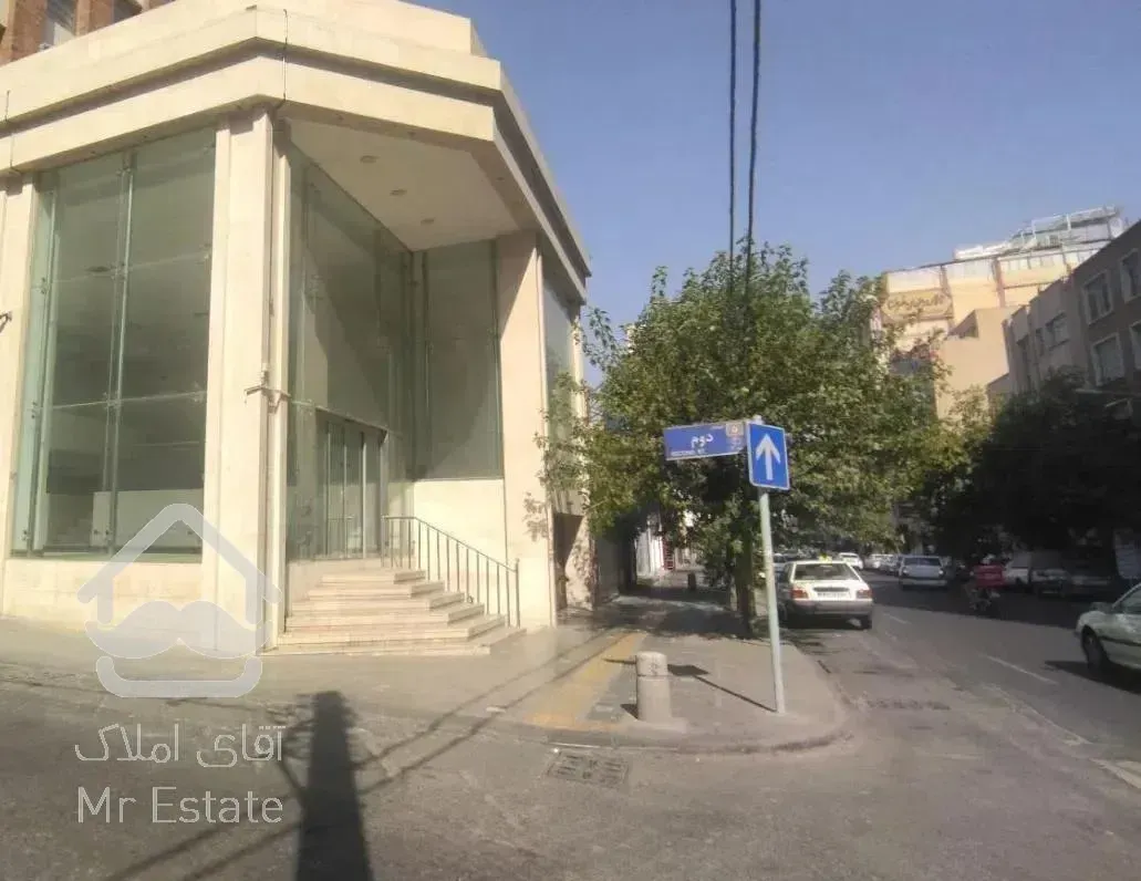 ۱٠ متر کف خیابان ویترین دونبش (( پاسداران ))