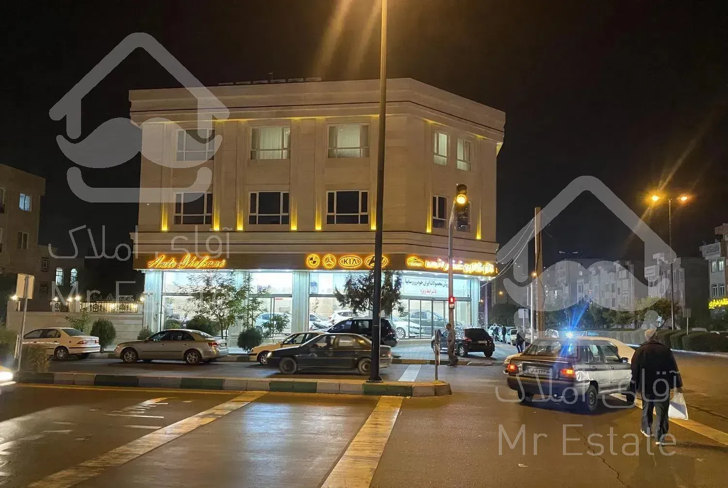 مغازه 120 متری نبش چهار راه