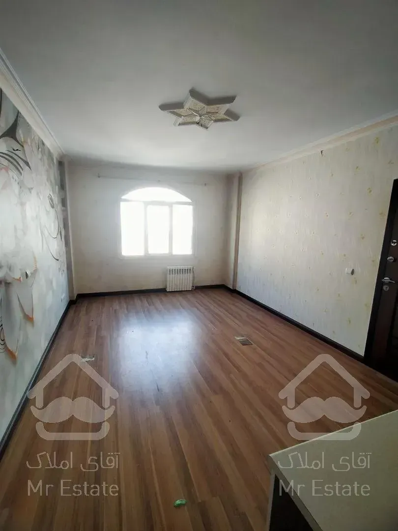 ۶۵ متر سعادت آباد، صرافها