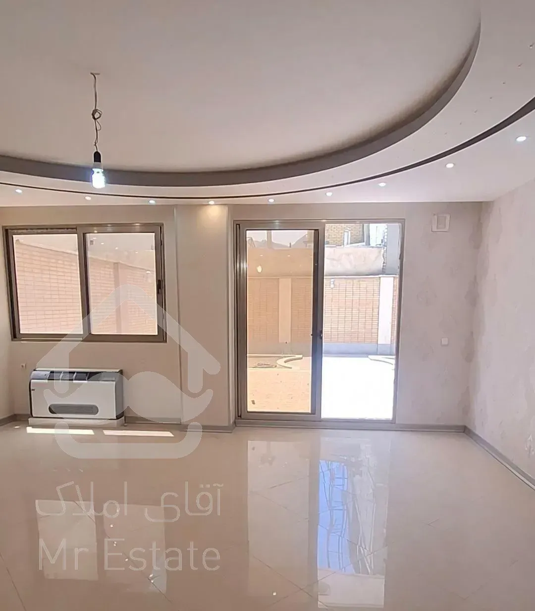 حیاط اختصاصی باغ دریاچه ۳ خواب