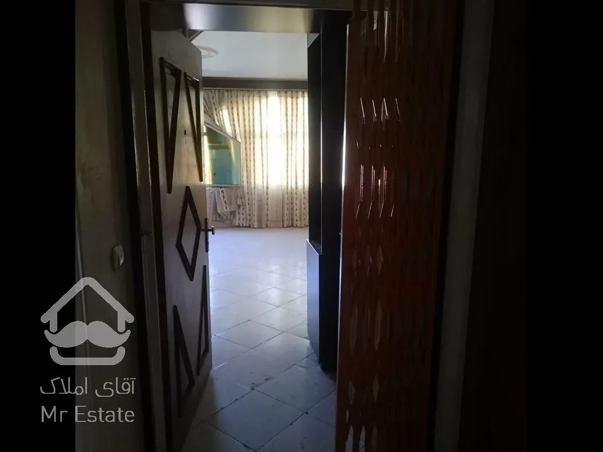 همدان. ارامگاه بوعلی مقابل شرکت فرش