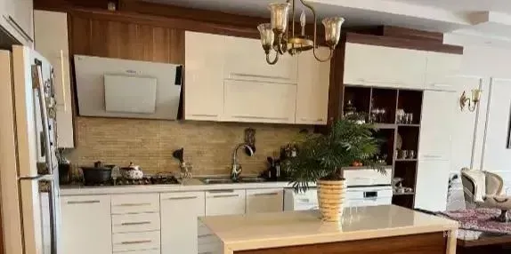 ۸۲ متر / همکف / اوایل اقبال