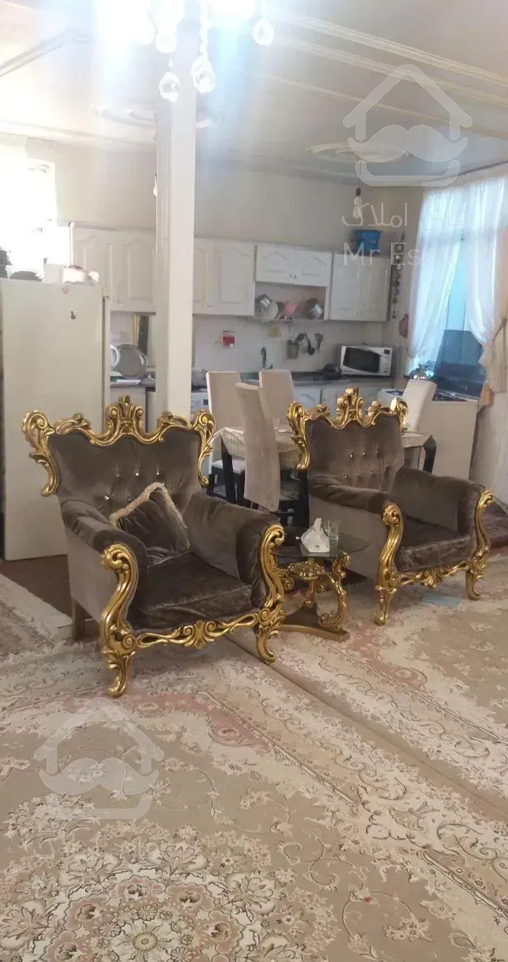 اپارتمان سند منگوله دار و دارای ۵ واحد میباشد