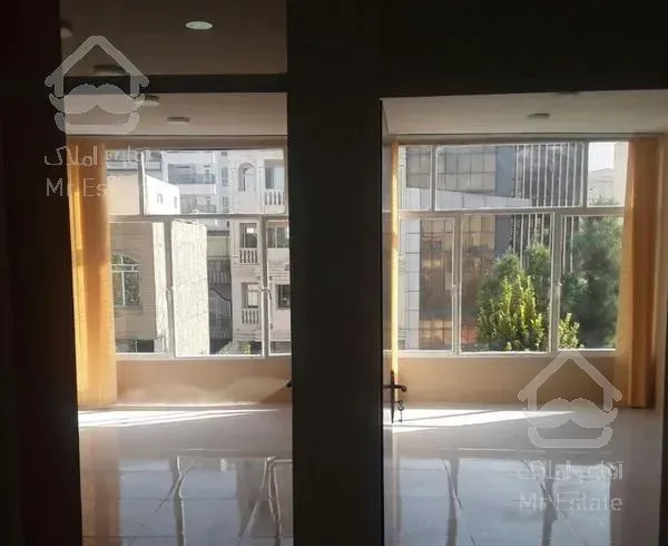 آپارتمان دارای سه اتاق و یک حال و یک پذیرایی زیبا