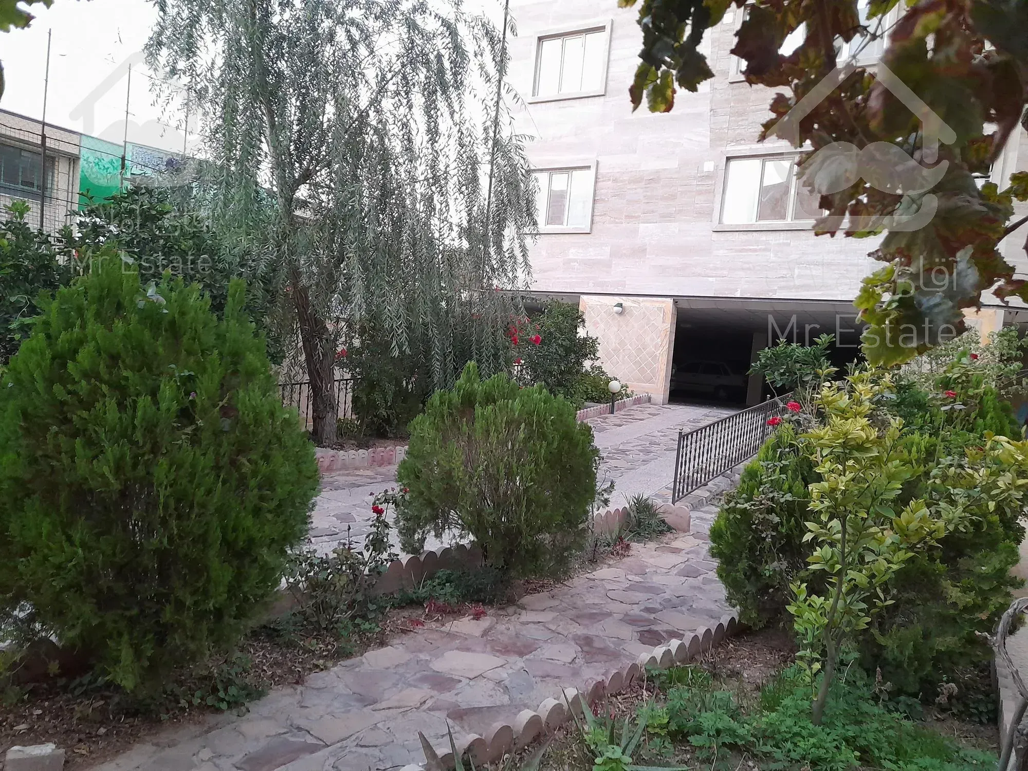 آپارتمان باغ حوض 3 خواب 135 متر