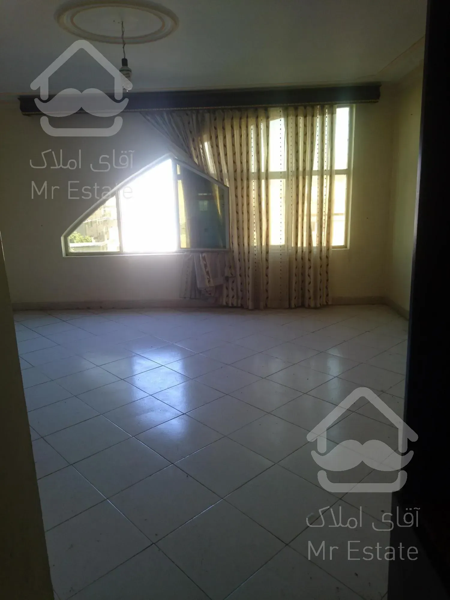 همدان. ارامگاه بوعلی مقابل شرکت فرش