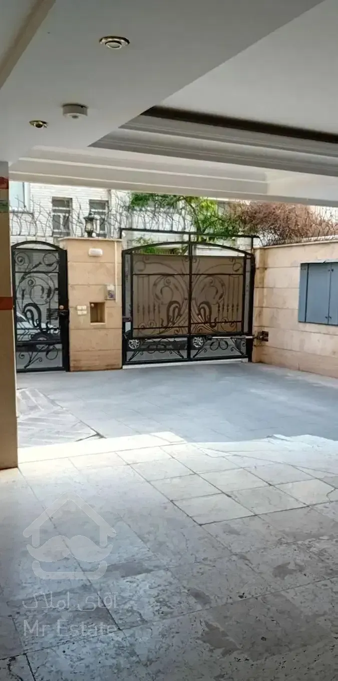 اپارتمان ۲۰۰ متر ۴ خواب ۱۰ ساله فول