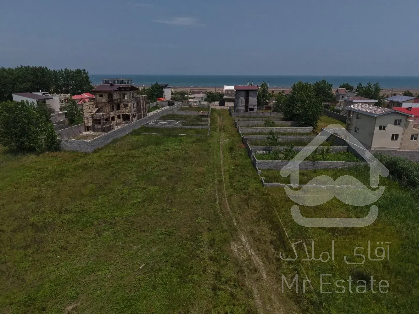 زمین ساحلی دید به دریا فقط 20 قدم فاصله تا لب آب