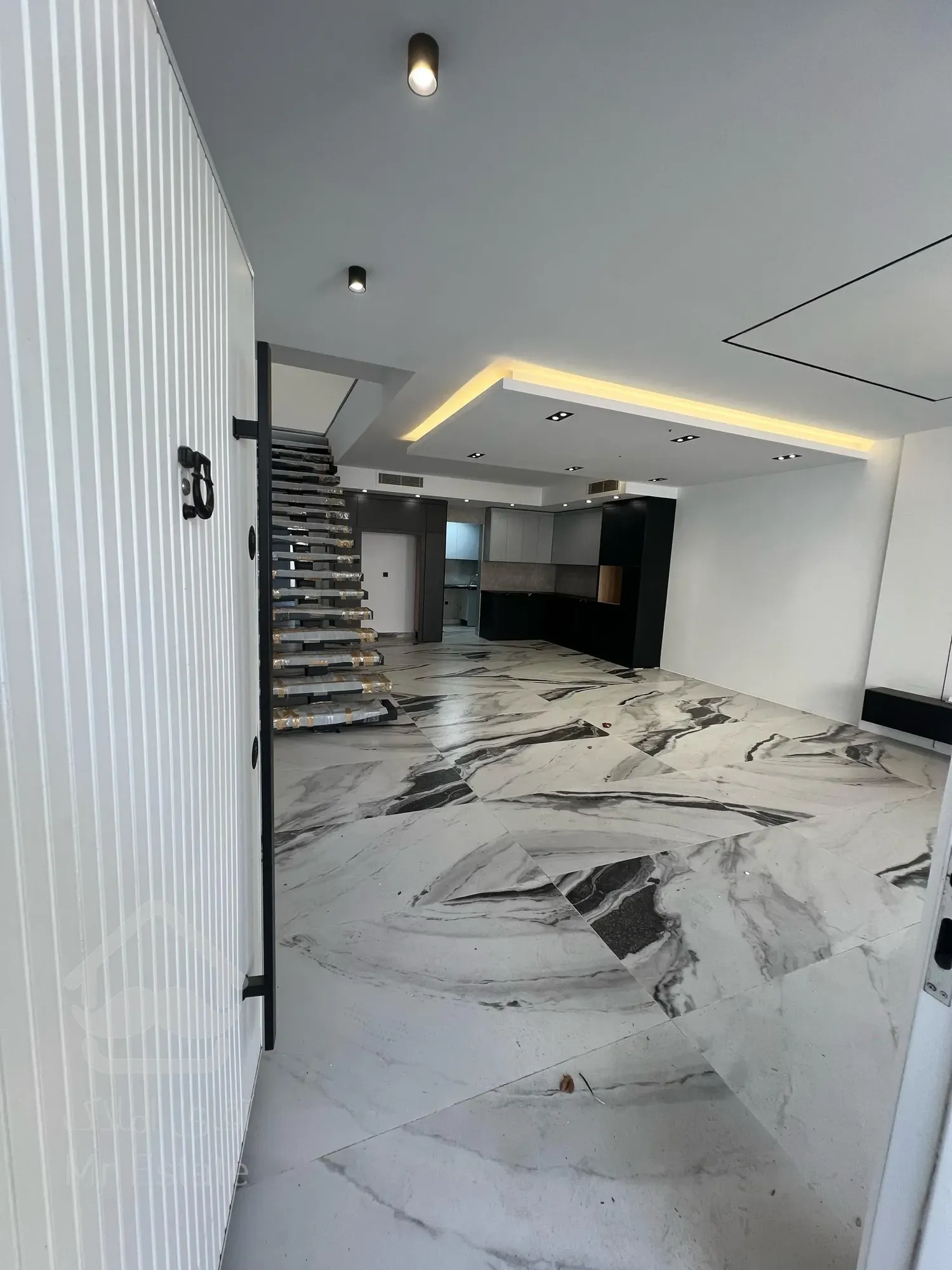 متراژ زمین ۱۷۰ متر