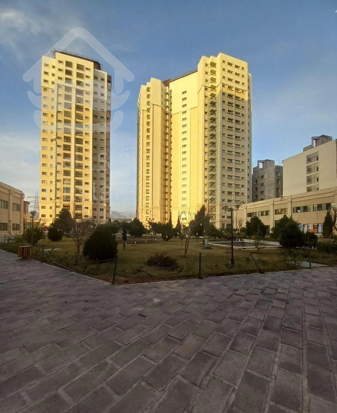 ۱۳۰ متر/۳خواب/برج آفتاب ۲۲/ویو دار/استخر فعال