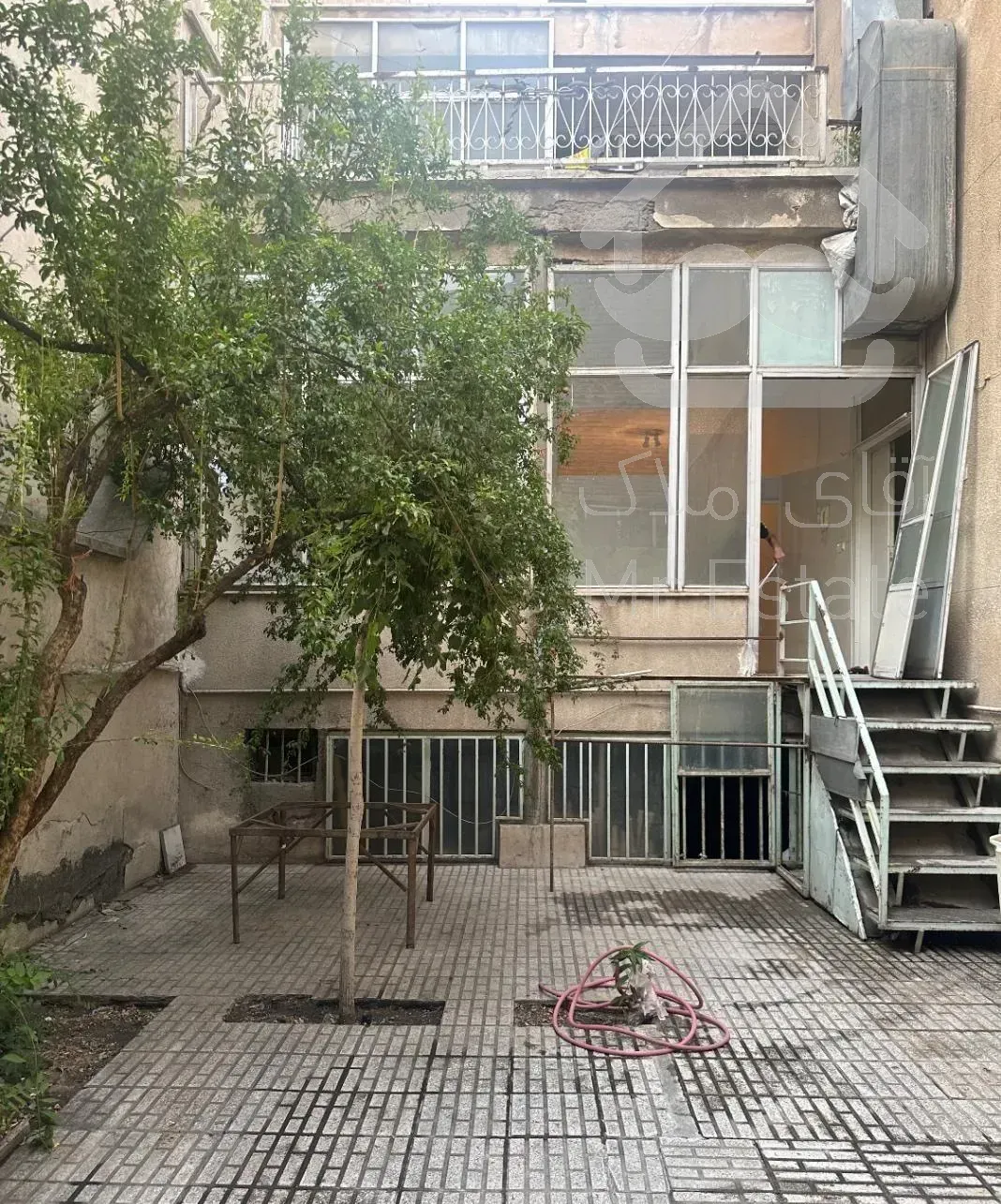 آپارتمان ۵۰ طبقه همکف بر اصلی حیاط دار