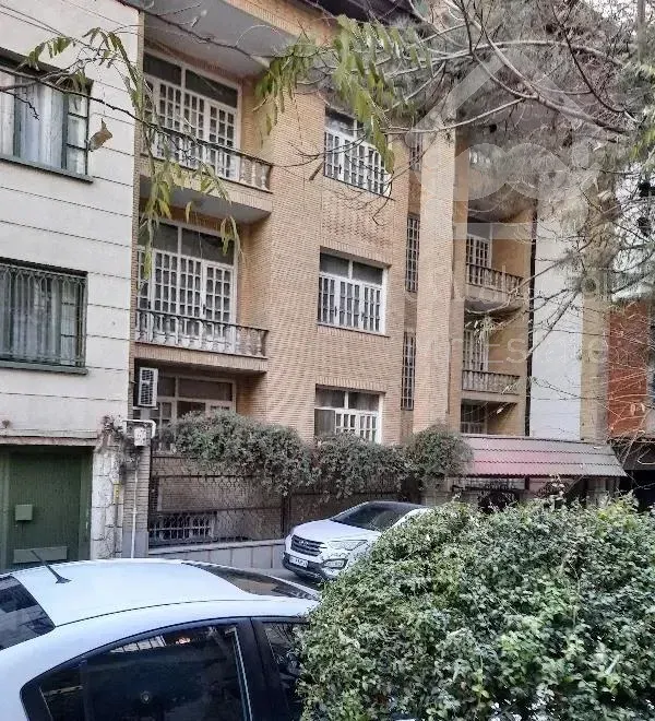 مستقلات ۳ طبقه دارای ۵۵۰ متر زمین
