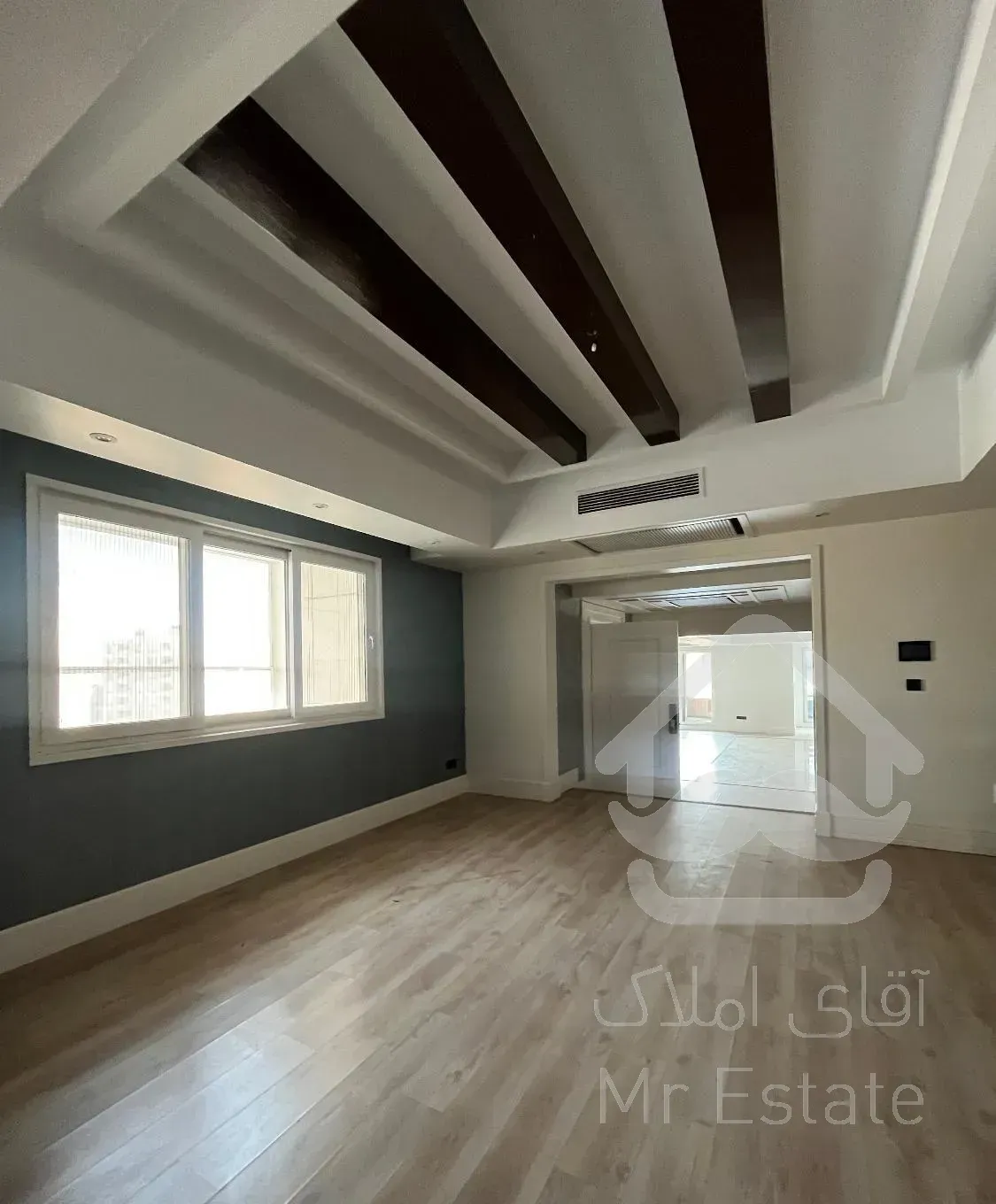 ۳۷۰متر/۱۰۰متر حیاط اختصاصی/۲پارکینگ سندی /پر نور