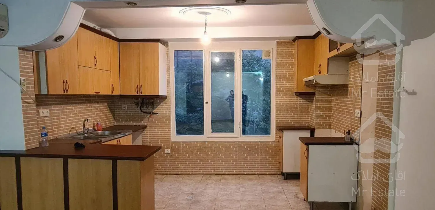 ۷۵ متر، آقابالازاده