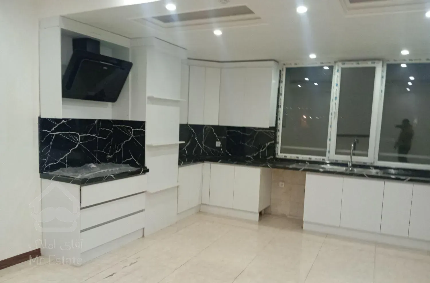 فروش آپارتمان ۱۳۶ متری ،فول امکانات،غربی ها.