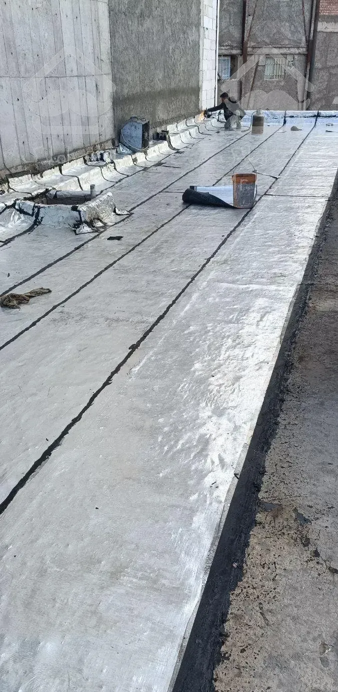 نصب ایزوگام و کندن کاهگل قدیمی و سیمان کاری