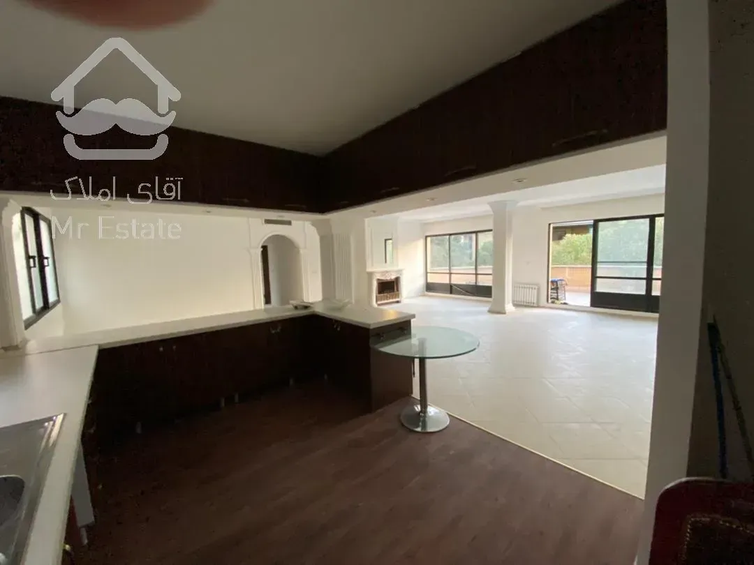 ۱۶۵متر با ۳۰متر تراس اختصاصی رو به حیاط مشجر