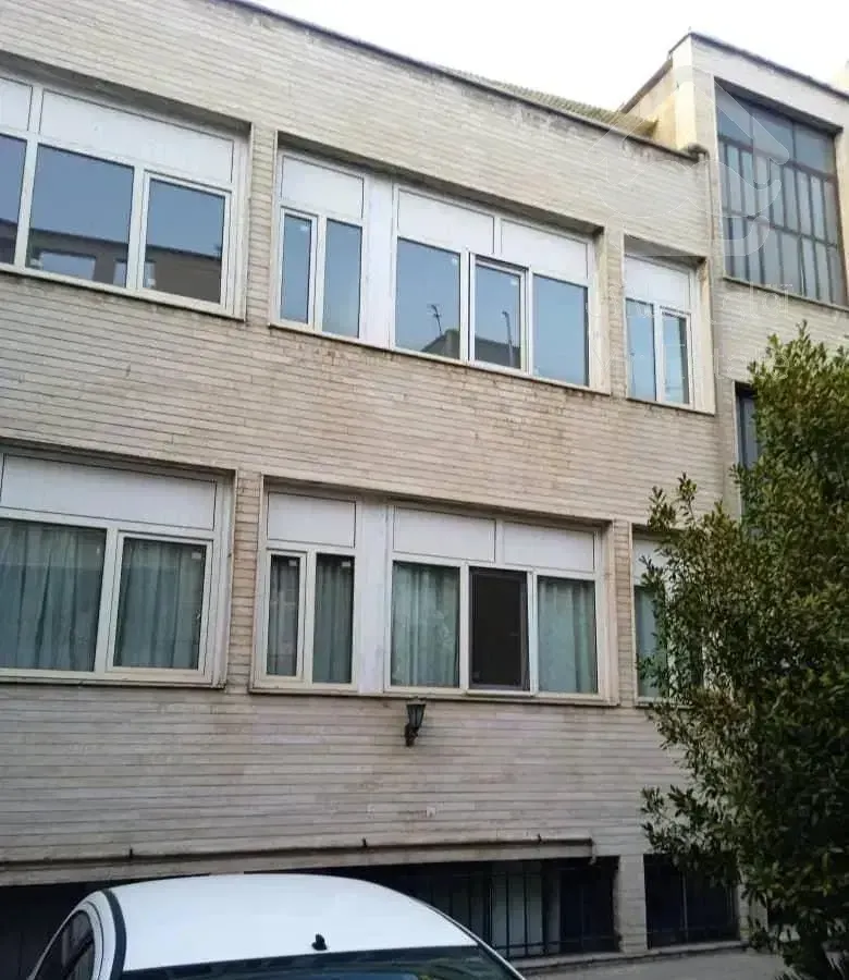 135 متر دو خوابه روبروی سفارت انگلیس خوش نقشه