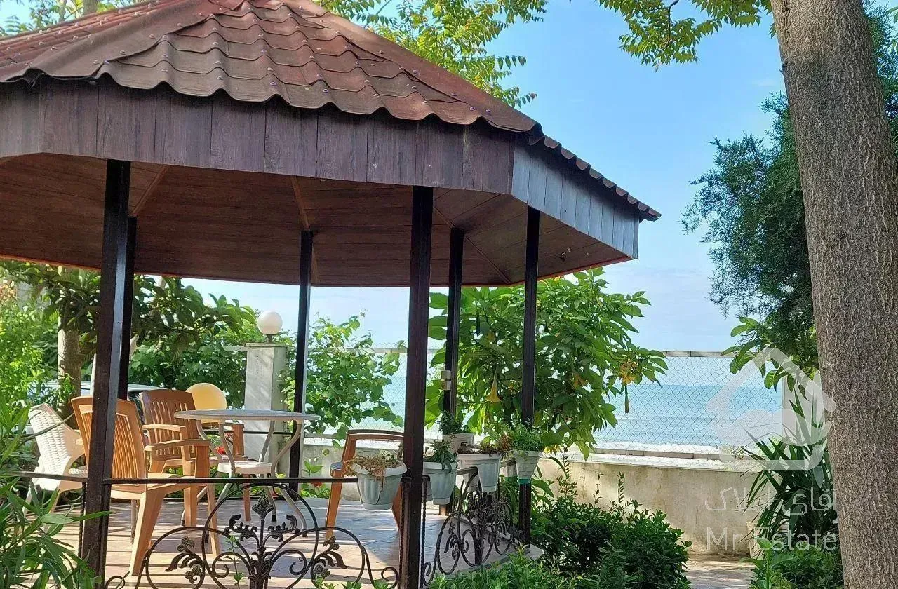 ویلای چسبیده به دریا  * قو *