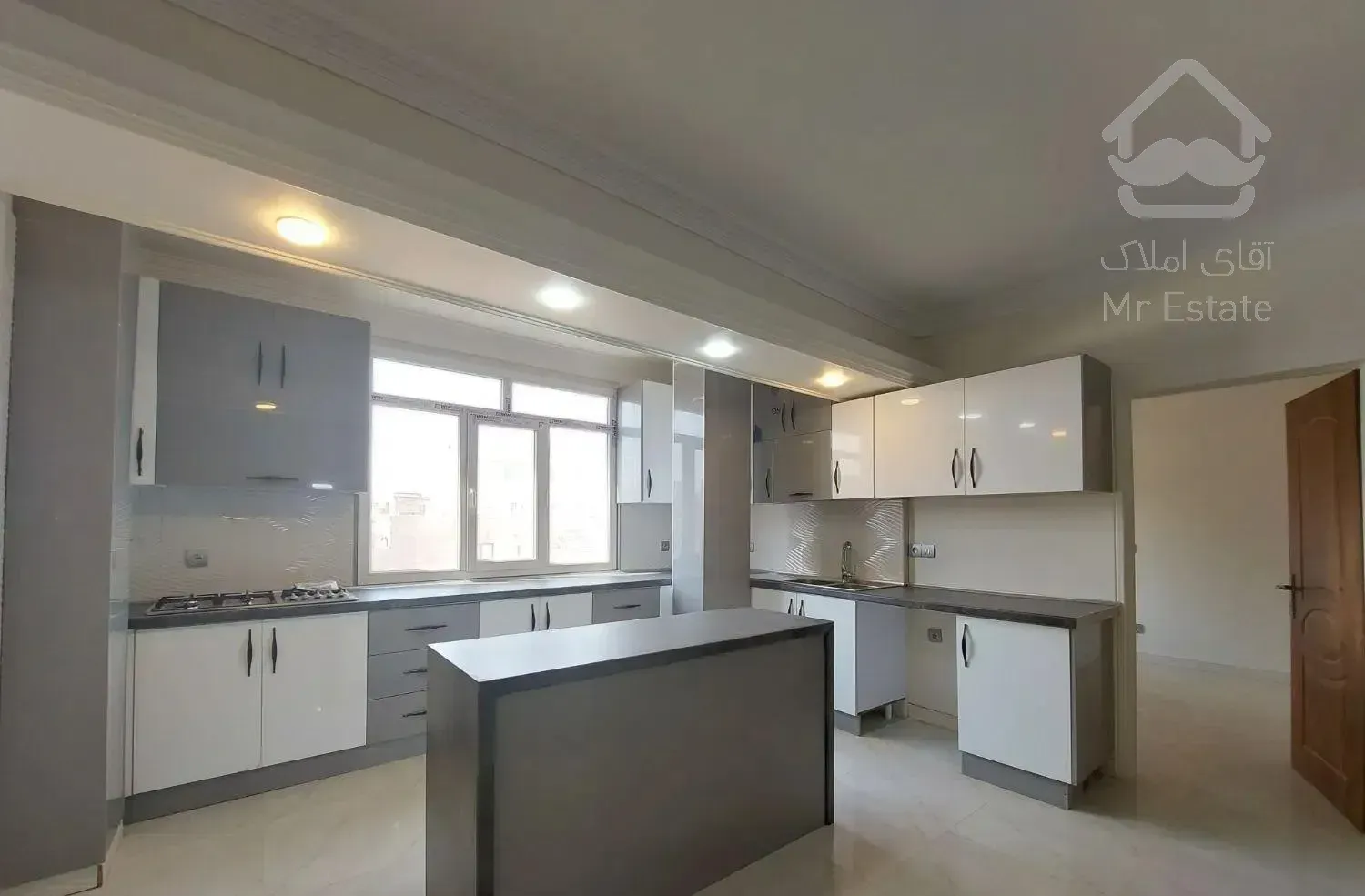 انقلاب رازی / ۶۸ متر / دارای‌ پارکینگ و آسانسور