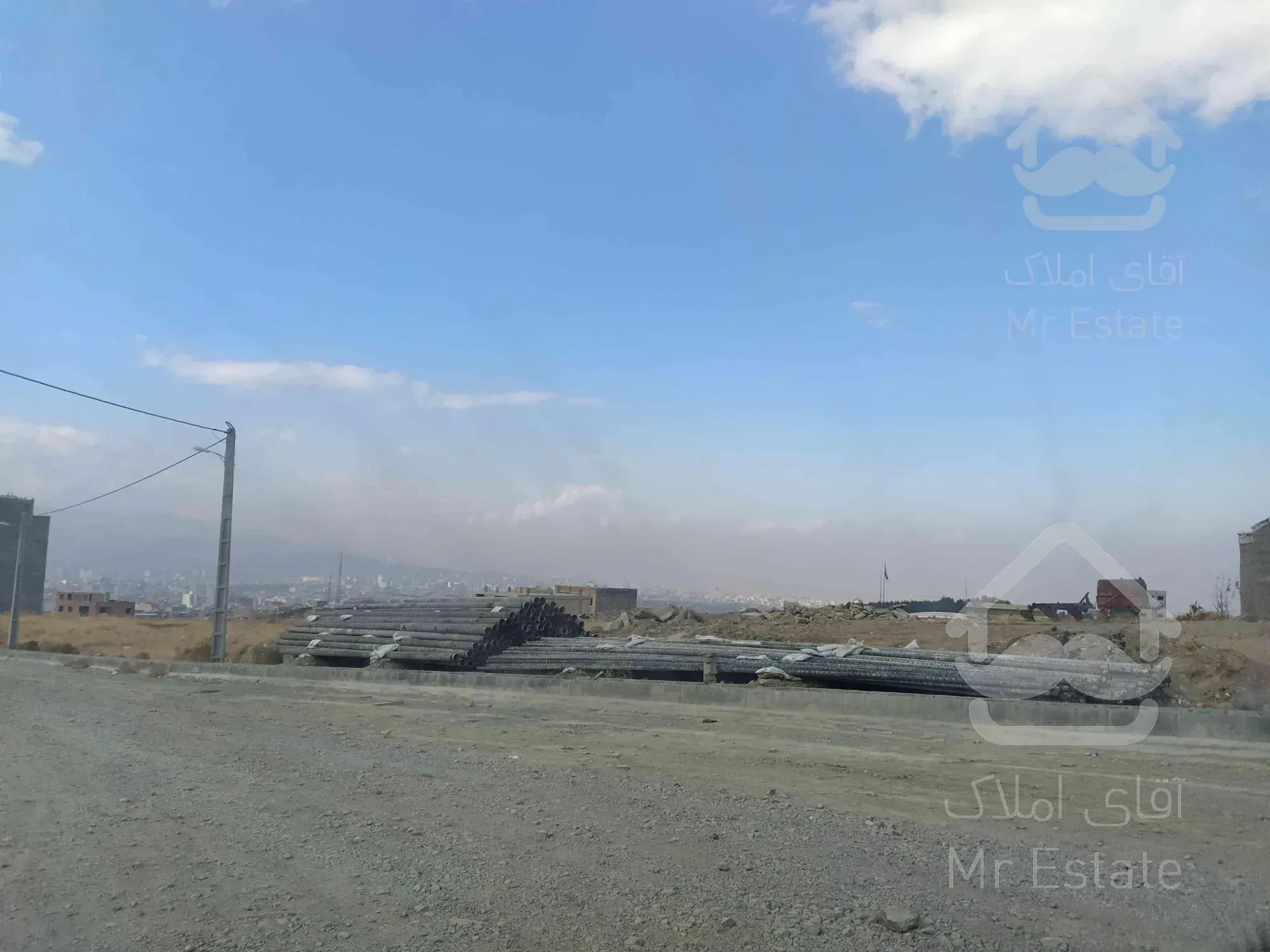 زمین پشت پارک جنگلی