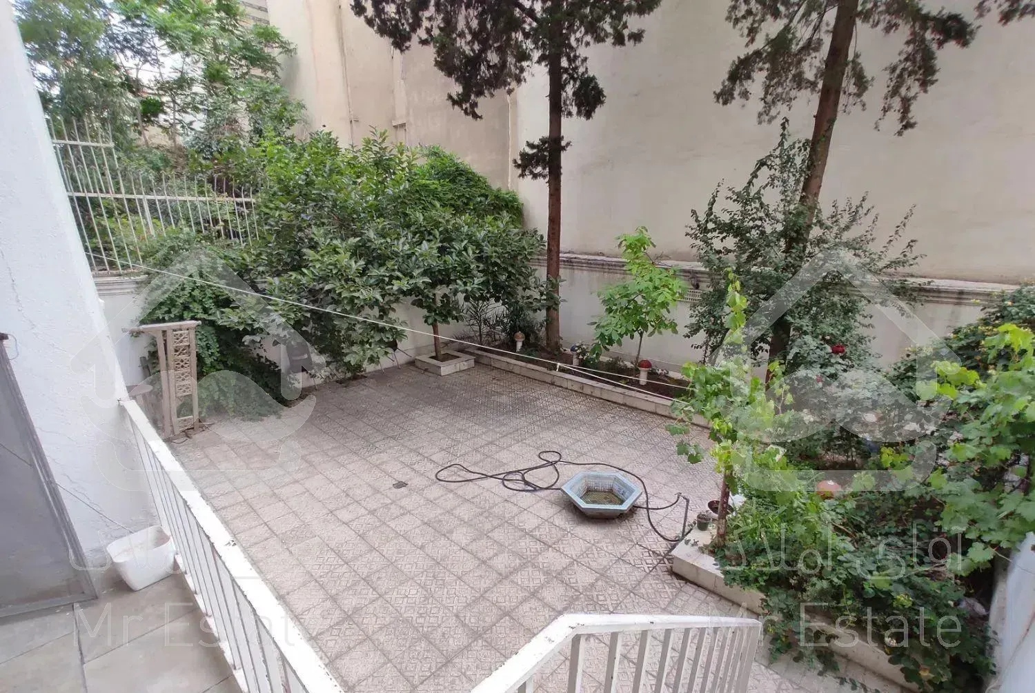 ونک۱۵۰ متر-۳ خوابه-۲ پارکینگ- ۱۰۰ متر حیاط اختصاصی