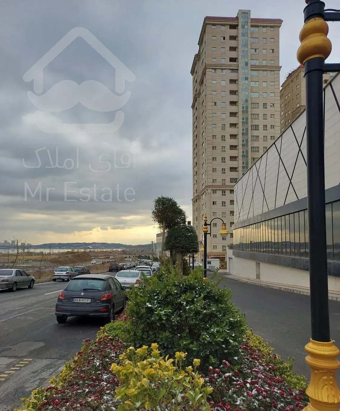 ۱۳۰ متری  ۳ خواب در برج دریاچه