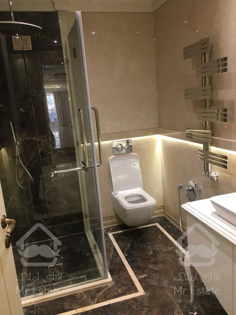 خرید و فروش آپارتمان مسکونی 233 متری فرمانیه شرقی