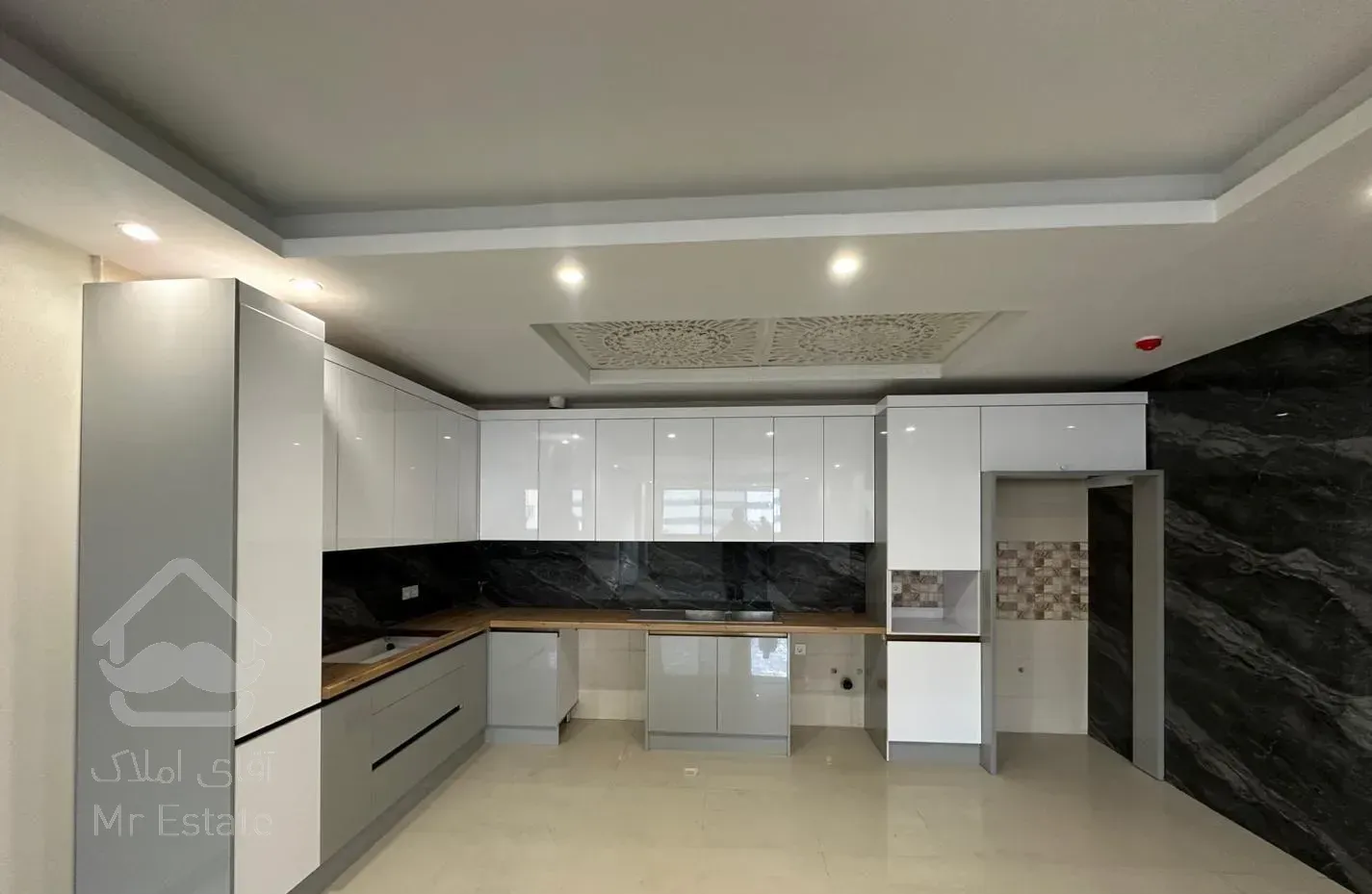 آپارتمان ۱۱۸ متر ۲ خواب/کیلید/نخورده/طبقه آخر برج