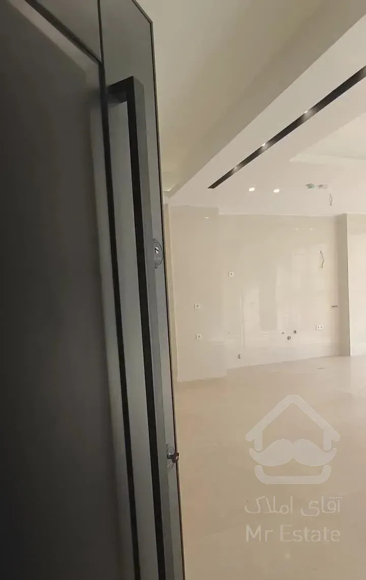 آپارتمان ۱۳۱ متر * غرق نور * کلیدنخورده ' فرعی دنج