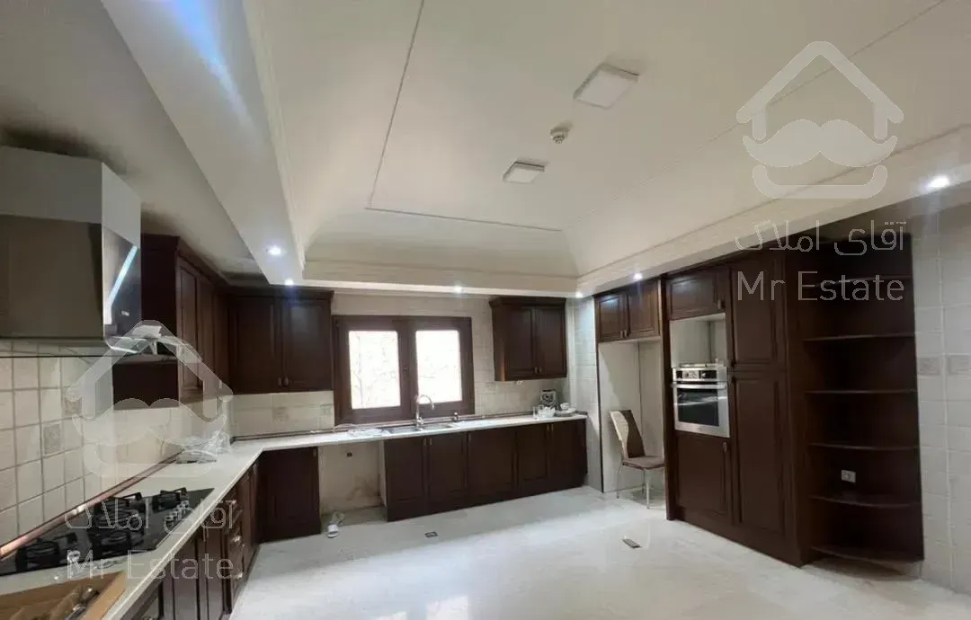 دربند ۲۰۰ متر نورگیر از ۲ جهت دارای ۳ پارکینگ