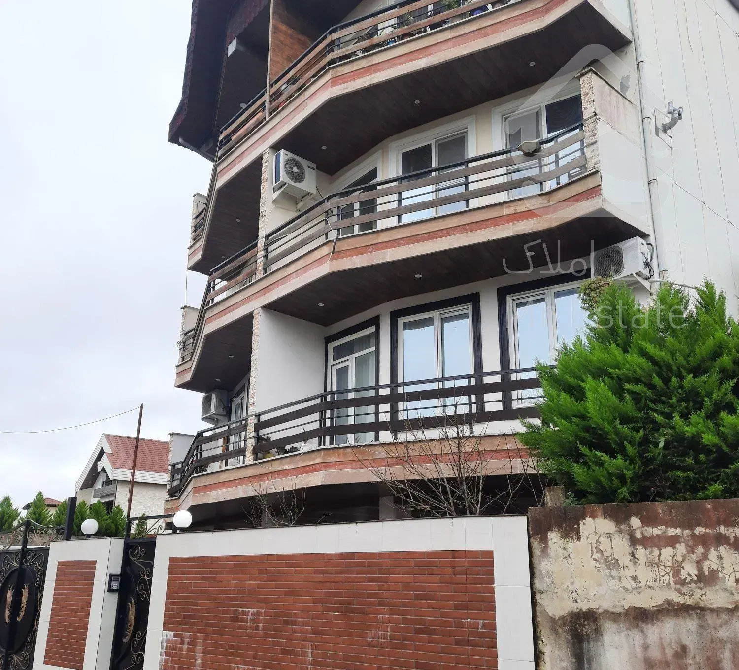 اپارتمان ۱۱۰متری با سند و پارکینگ طبقه سوم