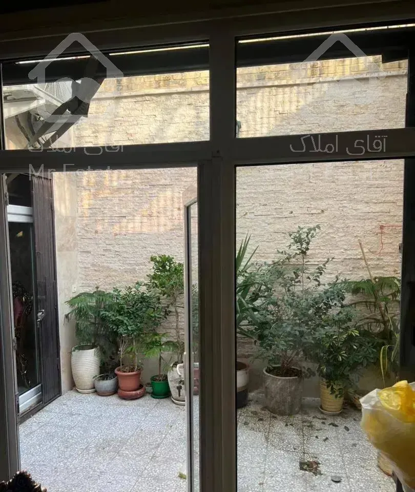 به همراه حیاط شخصی و کاملا بازسازی شده
