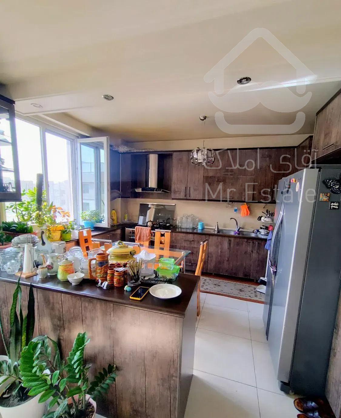 کوی بیمه/87متر/جنوبی رو به آفتاب/طبقه 4 از 5