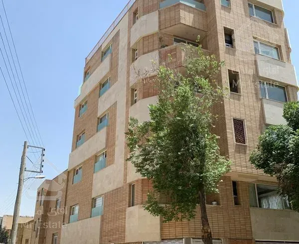 آپارتمان۱۳۵متری۴طرف نور آکواریوم  طبقه آخر۳خواب