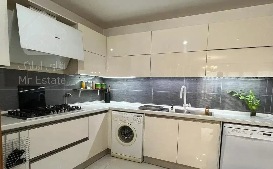 آپارتمان.تکواحدی.سه نبش.طبقه سوم.لاکچری