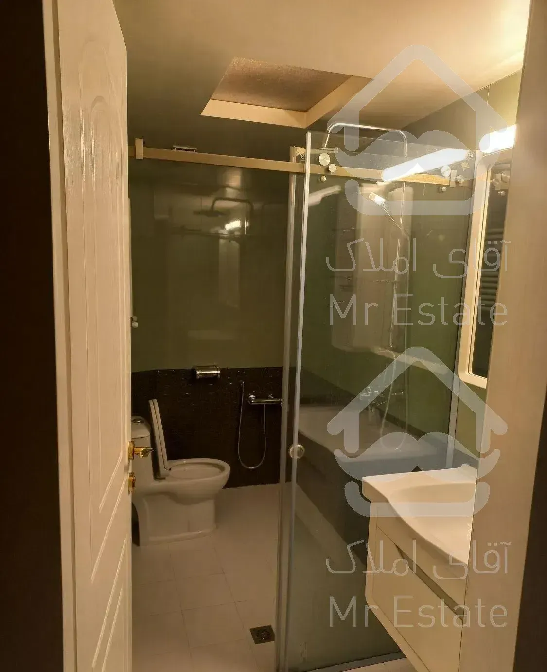 ۱۲۱ متر، دو خواب، یک خواب مستر