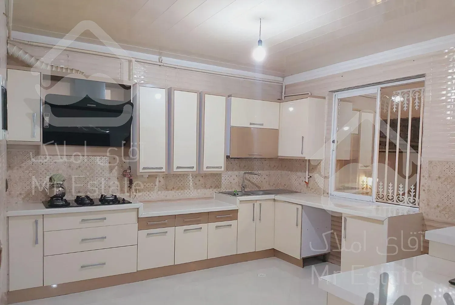 ویلایی نوساز  خ تهران  ۲۲۰ مترزمین ۱۲۰ متر بنا