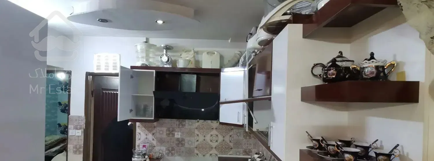 آپارتمان همکف با پارکینگ اختصاصی و طبقه سوم فروشی