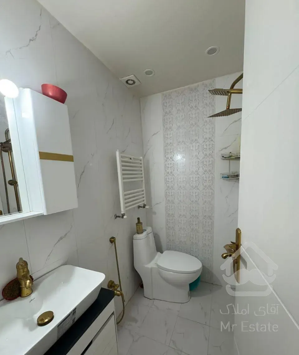 نیست در جهان موجود شد // خیابان انقلاب