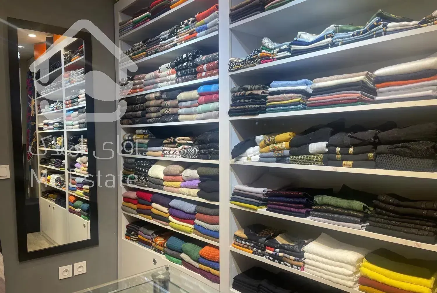 مغازه ۹ متری شال و روسری با دکور و جنس