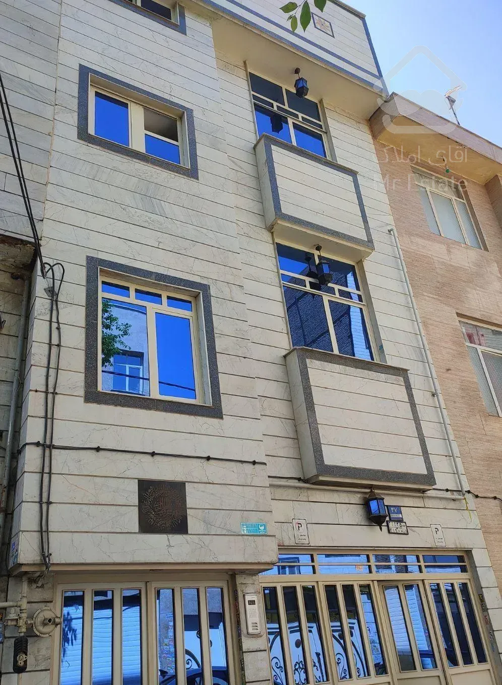 متراژ ۸۵متر سه طبقه مسکونی  پارکینگ دار