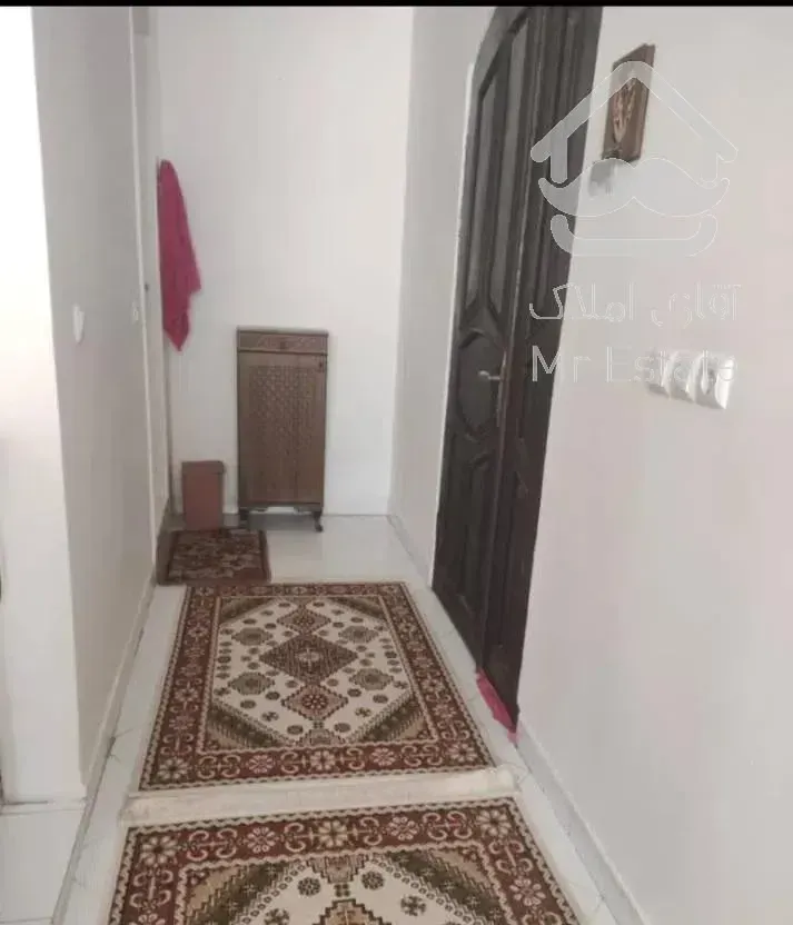 ۷۵ متردانشجو نزدیک معلم